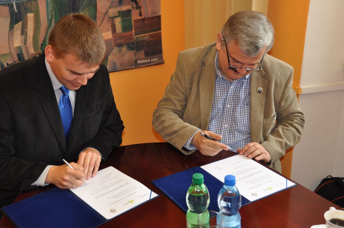 Mariusz Pach w imieniu Bielawy i Jacek Pawlicki w imieniu PZWarc podpisują porozumienie.